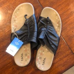 Taos Gift 2 Women’s leather sandals size 10